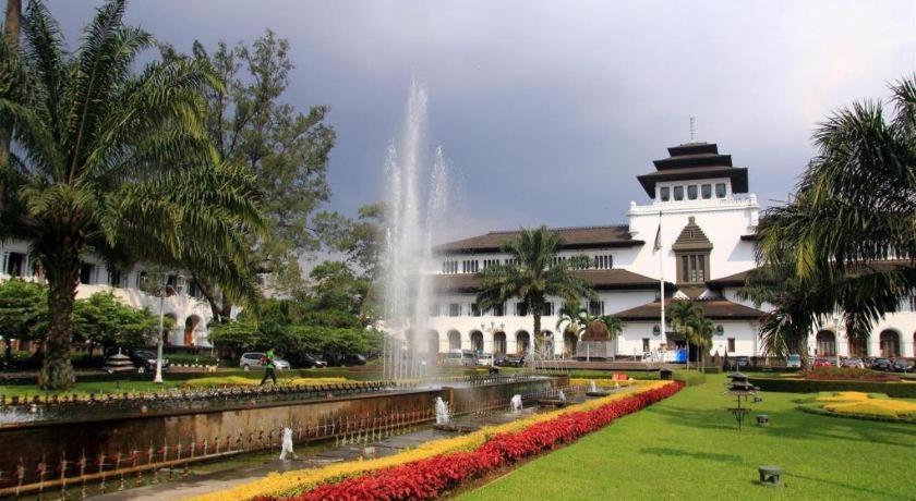 Kedaton Hotel Bandung Exterior photo